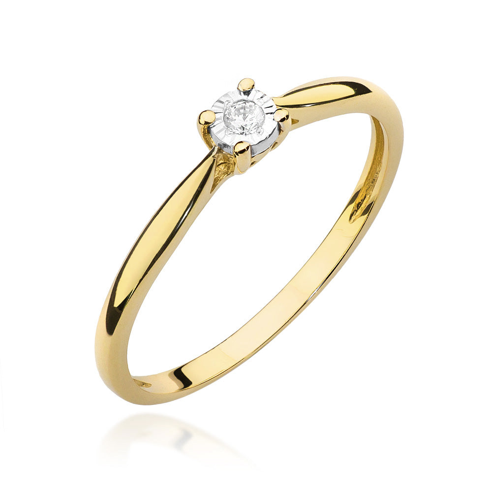 Der Verlobungsring aus 585er Gold glänzt in all seiner Pracht, mit einem brillanten, runden Diamanten von 0,03 Karat. Ein zeitloses Schmuckstück, das jeden besonderen Moment unvergesslich macht.