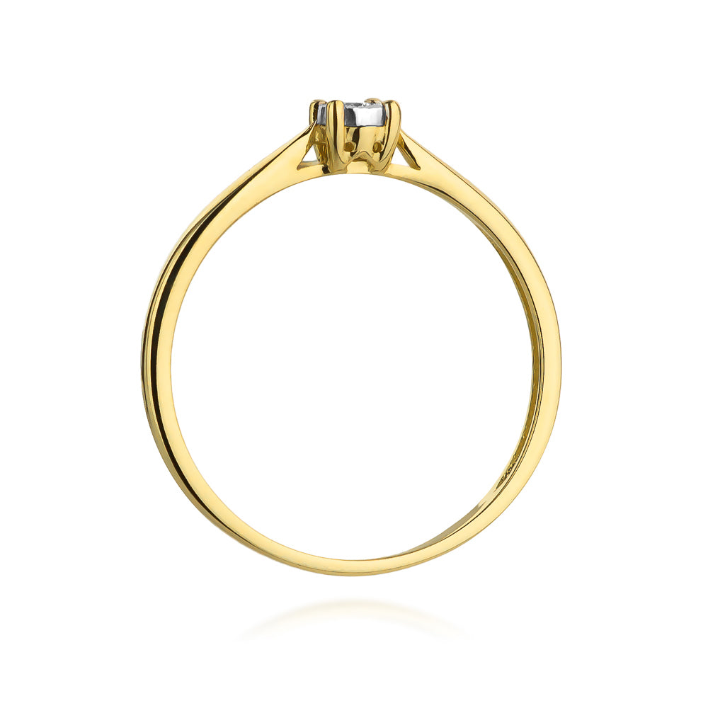 Die Seite des Verlobungsrings zeigt die feine Handwerkskunst und das hochwertige 585er Gold. Der Diamant von 0,03 Karat strahlt in jeder Perspektive und fängt das Licht perfekt ein.