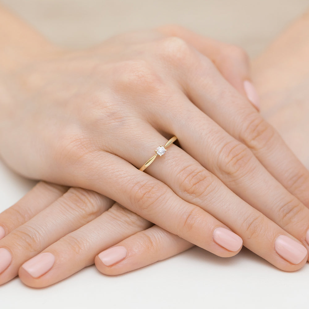 Ein wunderschöner Verlobungsring aus 585er Gold mit einem funkelnden Diamanten von 0,03 Karat. Dieser elegante Ring symbolisiert ein ewiges Versprechen und ist perfekt, um Ihre Liebe auszudrücken.