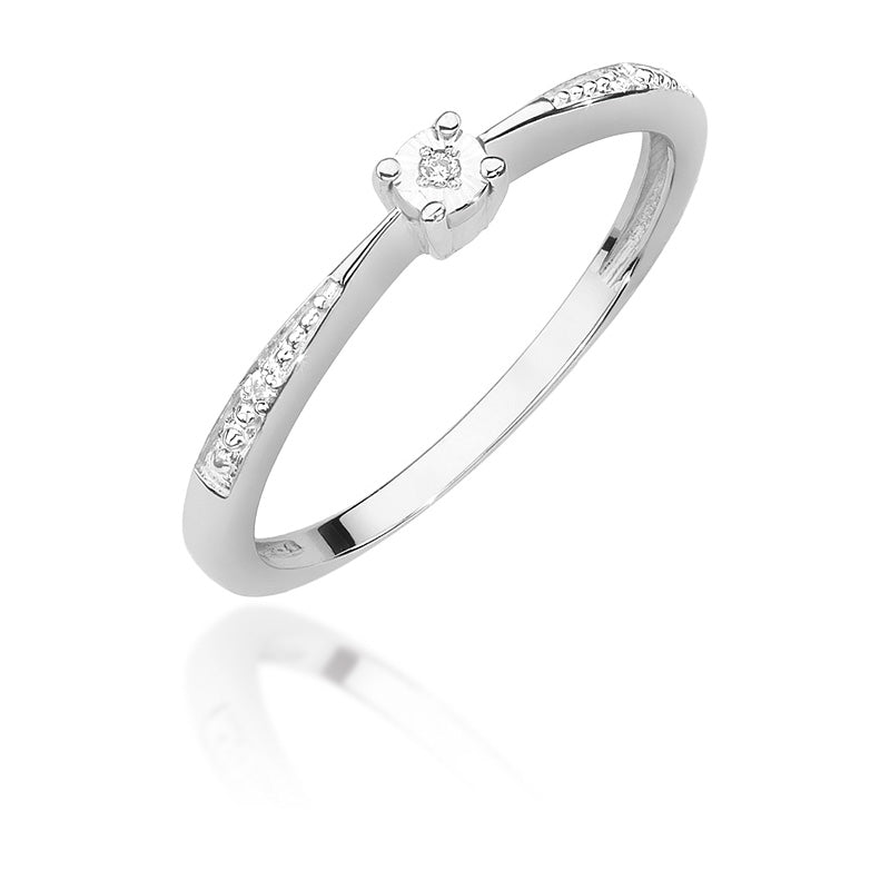 Dieser elegante Verlobungsring aus 14K Weißgold ist mit drei Diamanten besetzt, die insgesamt 0,02ct wiegen. Ein perfektes Geschenk für einen besonderen Moment.