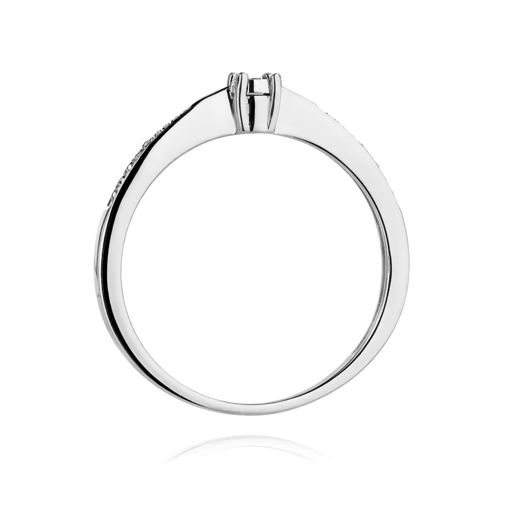 Erleben Sie die Schönheit dieses 14K Weißgold Verlobungsrings mit drei funkelnden Diamanten. Ein elegantes Design, das die ewige Liebe symbolisiert.
