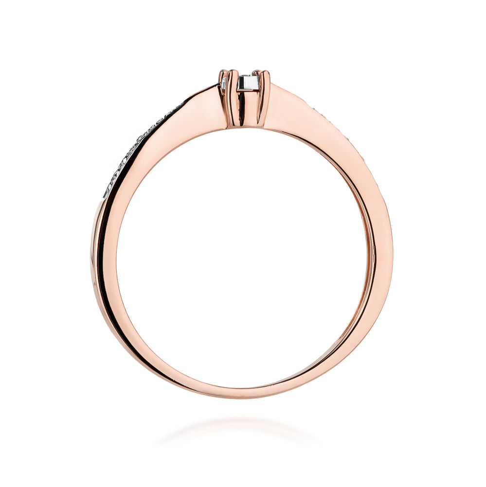 Ein wunderschöner Verlobungsring aus 14K Roségold, besetzt mit drei strahlenden Diamanten. Dieser Ring ist das perfekte Zeichen Ihrer Liebe und Hingabe.