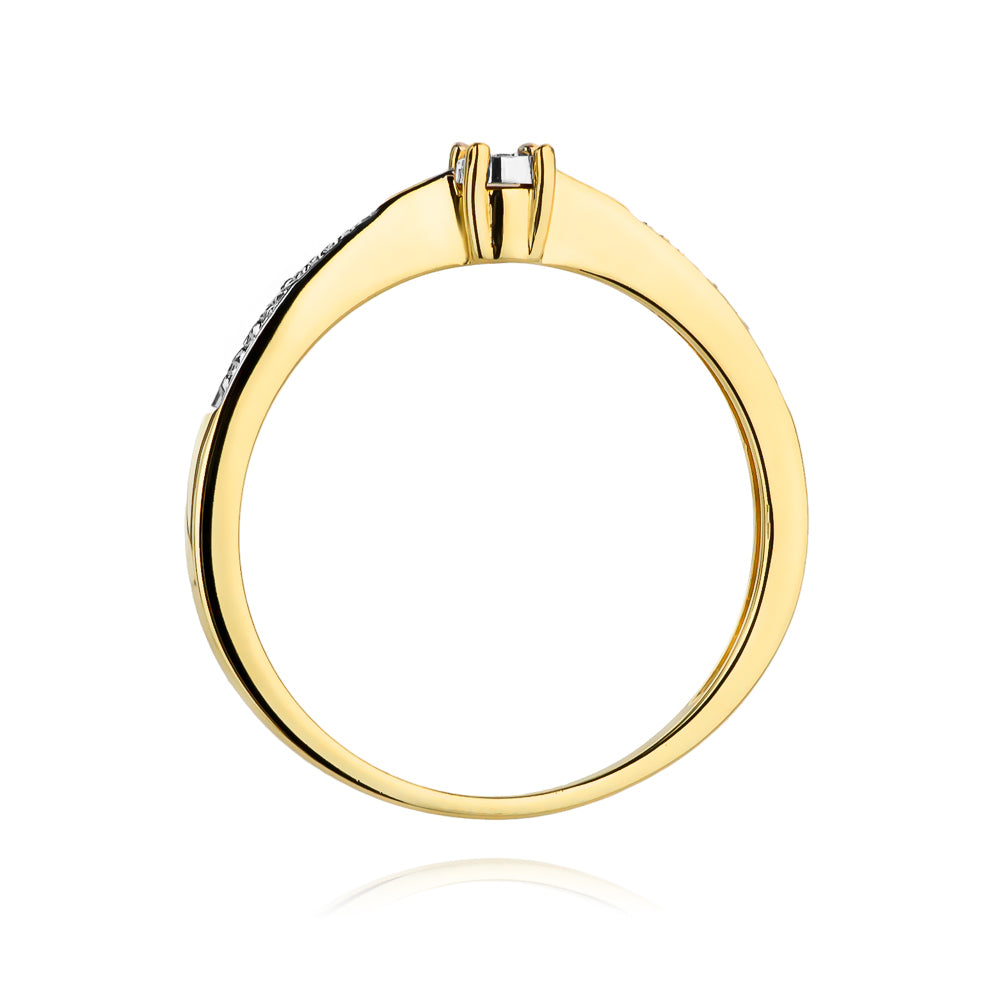 Ein atemberaubender Verlobungsring aus 14K Gelbgold, verziert mit drei strahlenden Diamanten. Dieser Ring ist ein zeitloses Symbol der Liebe und Hingabe.