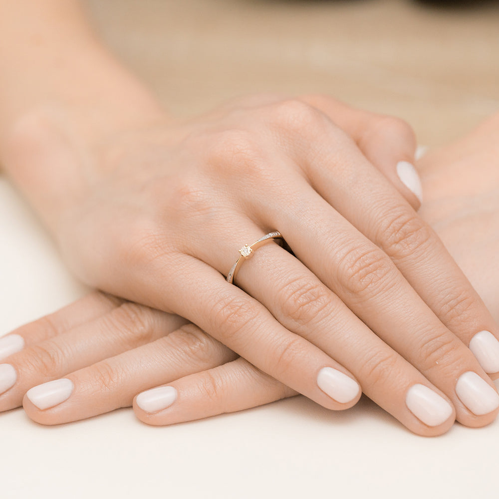 Dieser wunderschöne Verlobungsring aus 14K Gelbgold ist mit drei funkelnden Diamanten besetzt, die zusammen 0,02ct wiegen. Das elegante Design und die strahlenden Steine machen ihn zu einem perfekten Symbol der Liebe und des Engagements.