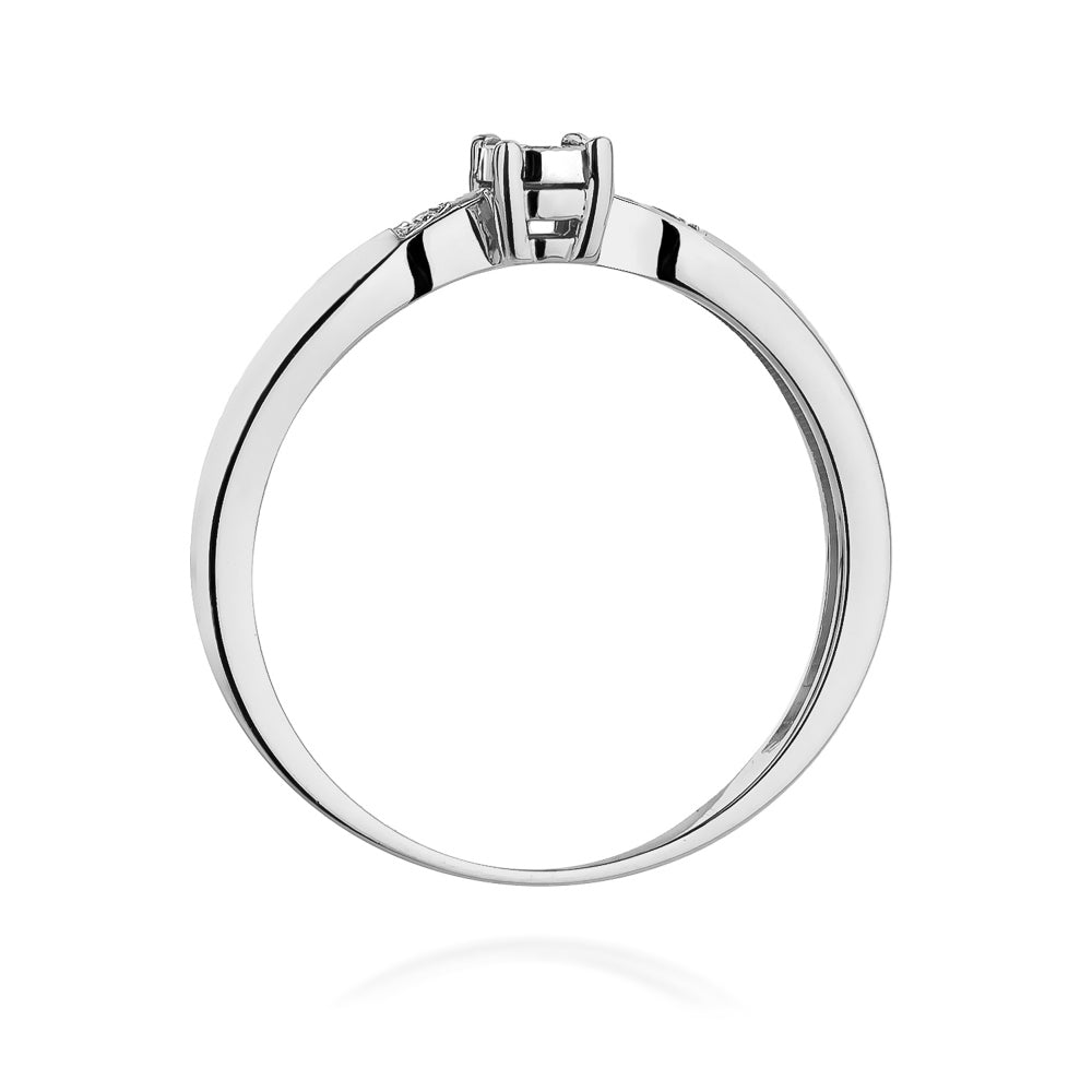 Ein funkelnder Verlobungsring aus 585er Weißgold, besetzt mit drei atemberaubenden Diamanten. Dieser Ring ist die perfekte Wahl für einen besonderen Moment.