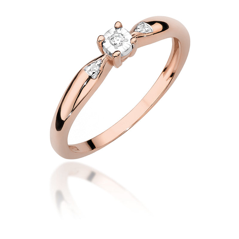 Ein wunderschöner Verlobungsring aus 585er Roségold, besetzt mit drei brillanten Diamanten. Dieser Ring ist ein Zeichen zeitloser Liebe und Hingabe.