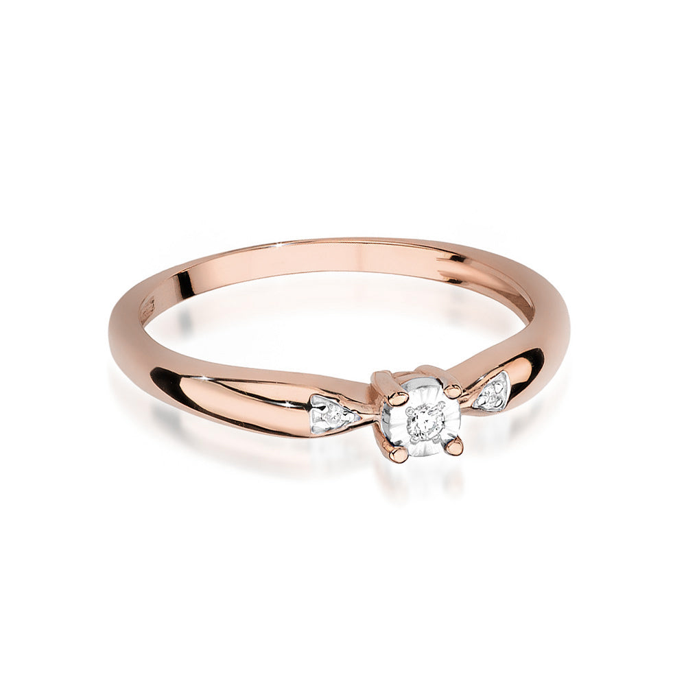 Dieser elegante Roségold-Verlobungsring mit drei funkelnden Diamanten ist perfekt, um Ihre Liebe auf besondere Weise zu zeigen.