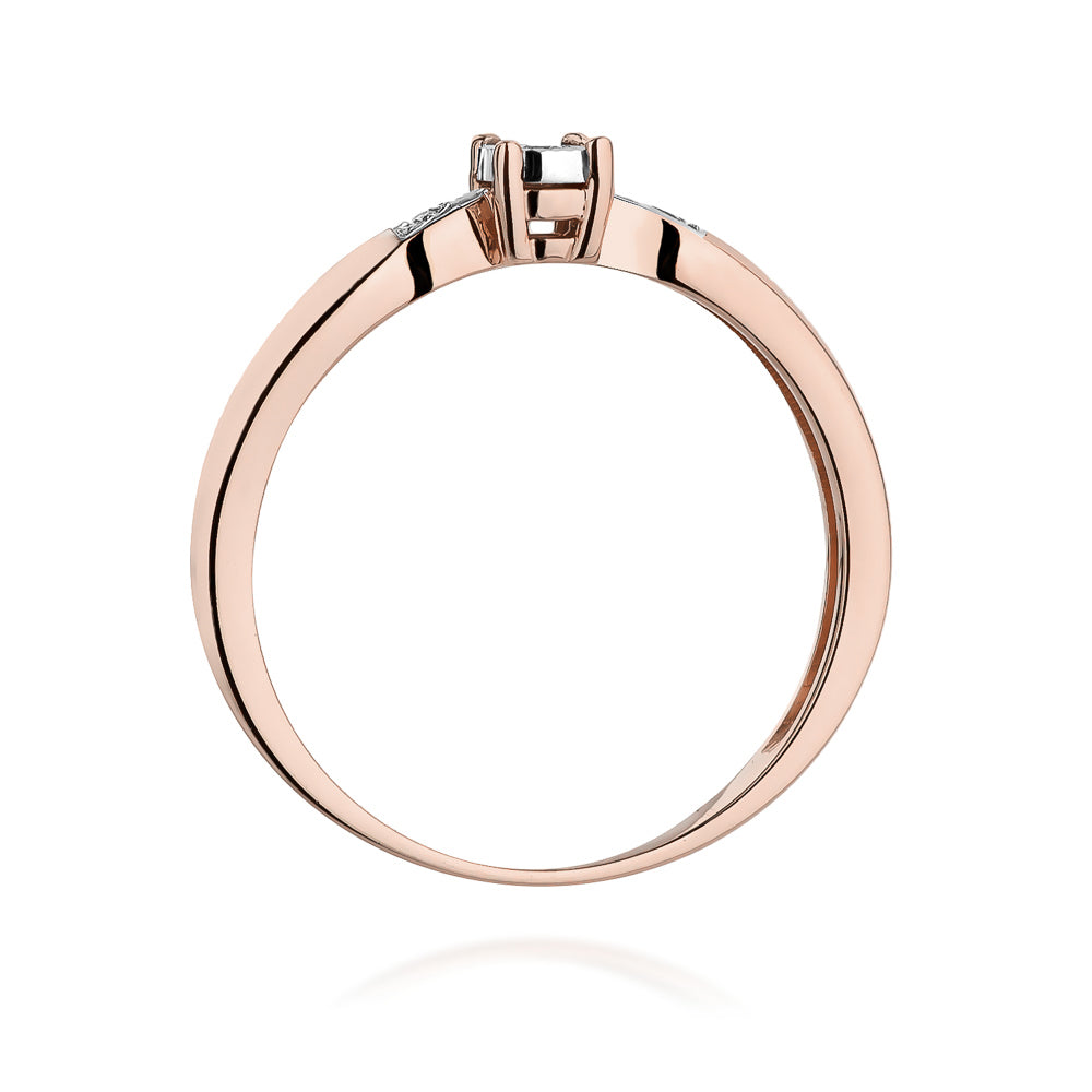 Der Verlobungsring aus 585er Roségold besticht durch seine drei funkelnden Diamanten und ist die ideale Wahl für einen romantischen Heiratsantrag.