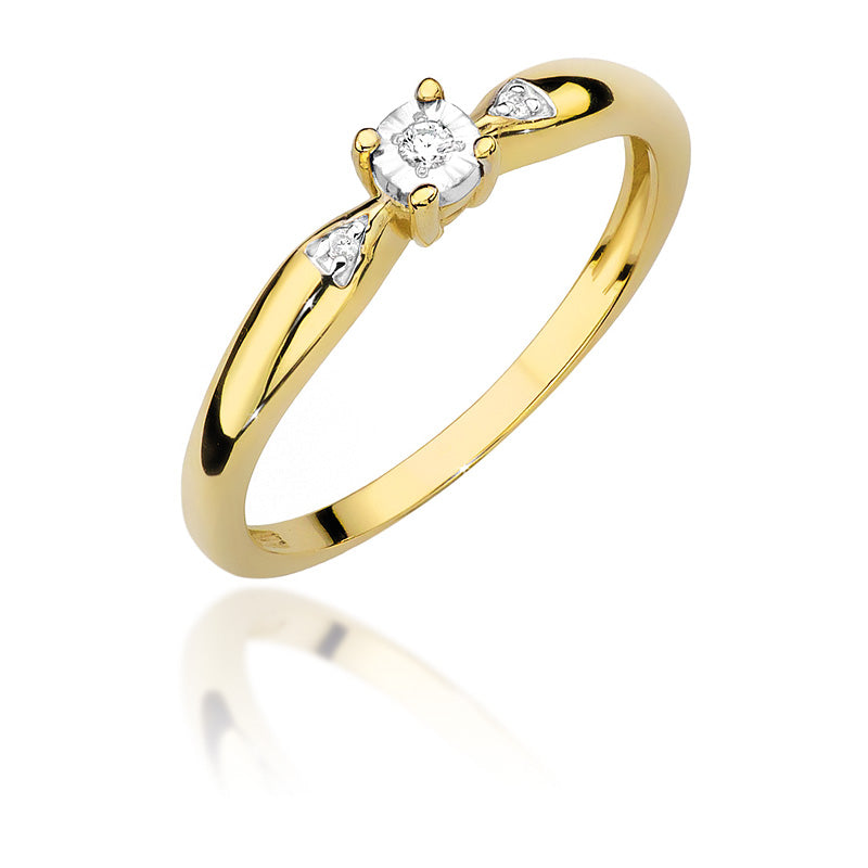 Ein zeitloser Verlobungsring aus 585er Gold, der mit drei Diamanten im Brillantschliff besetzt ist. Jeder Stein ist sorgfältig ausgewählt, um ein maximales Funkeln zu gewährleisten.