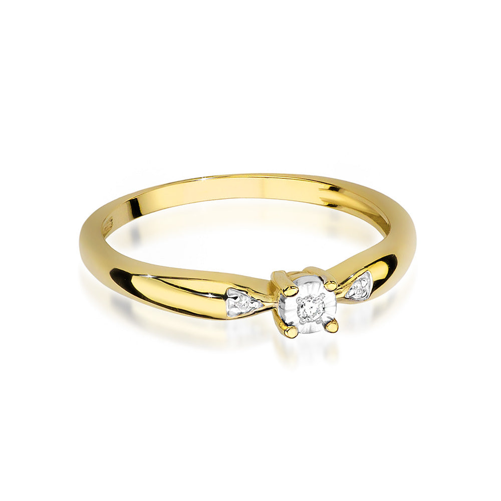 Der 585er Goldring mit drei Diamanten ist eine exquisite Wahl für jeden, der Eleganz und Raffinesse in einem Schmuckstück sucht. Mit einem Gesamtgewicht von 1,8g und einer perfekten Verarbeitung.