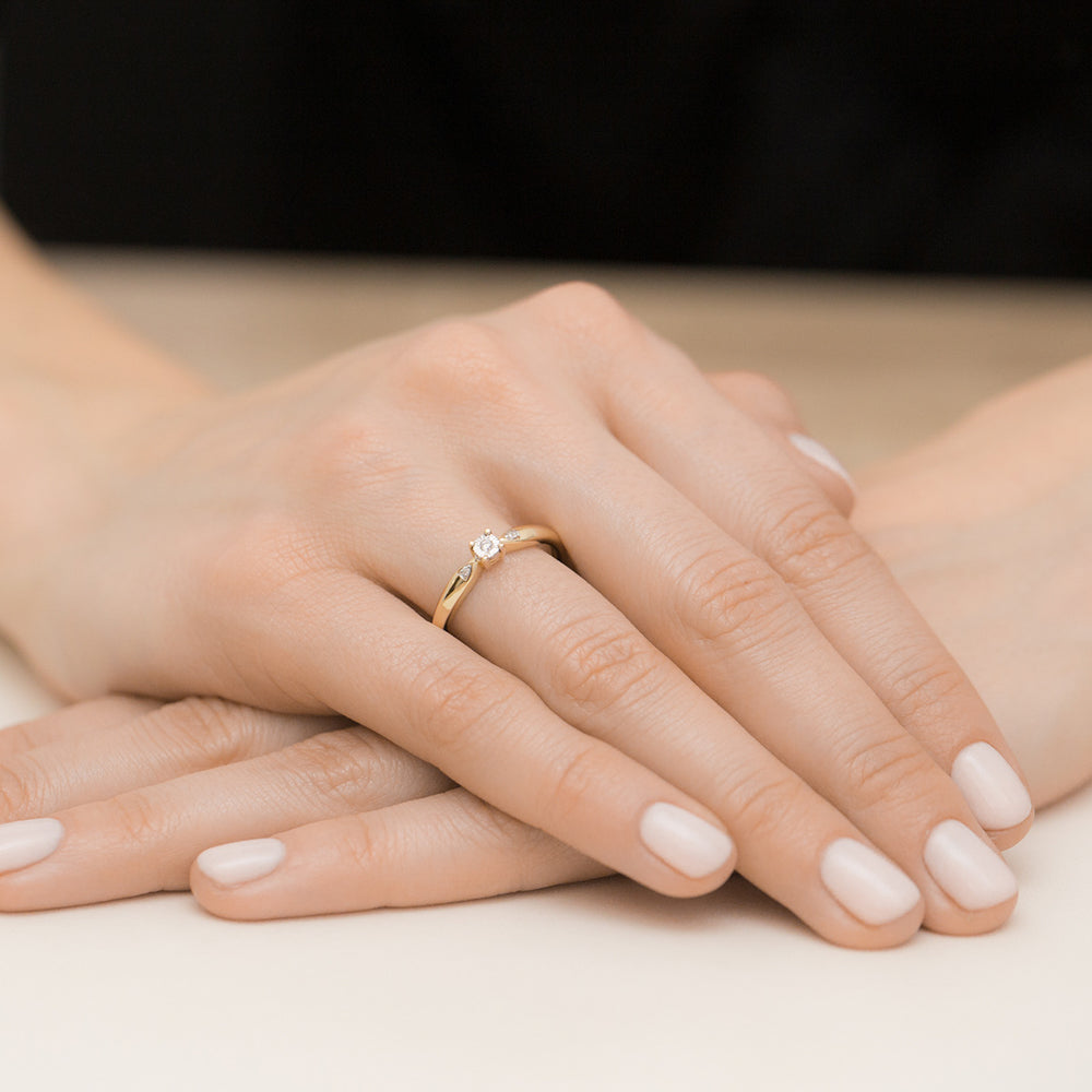 Dieser elegante Verlobungsring aus 585er Gold besticht durch seinen klassischen Look und drei funkelnde Diamanten mit insgesamt 0,03 Karat. Perfekt für den besonderen Moment, wenn Sie die Frage aller Fragen stellen.