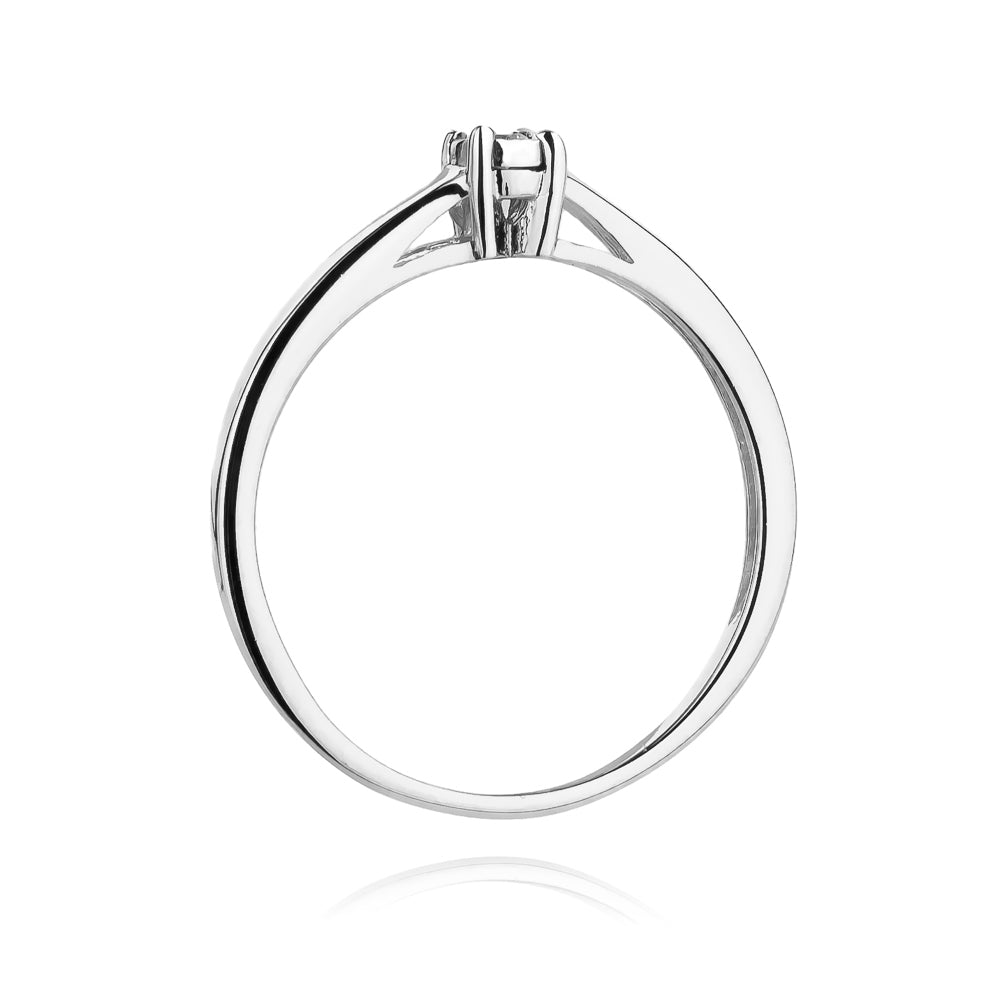 Verlobungsring aus Weißgold 585 mit einem 0,03ct Diamanten. Der Ring besticht durch seine klare Eleganz und die brillante Schönheit des Diamanten.