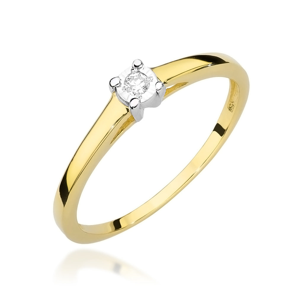 Dieser elegante Verlobungsring in 585er Gold ist mit einem funkelnden 0,03ct Diamanten verziert. Die feine Verarbeitung und der brillante Stein machen ihn zu einem besonderen Schmuckstück.