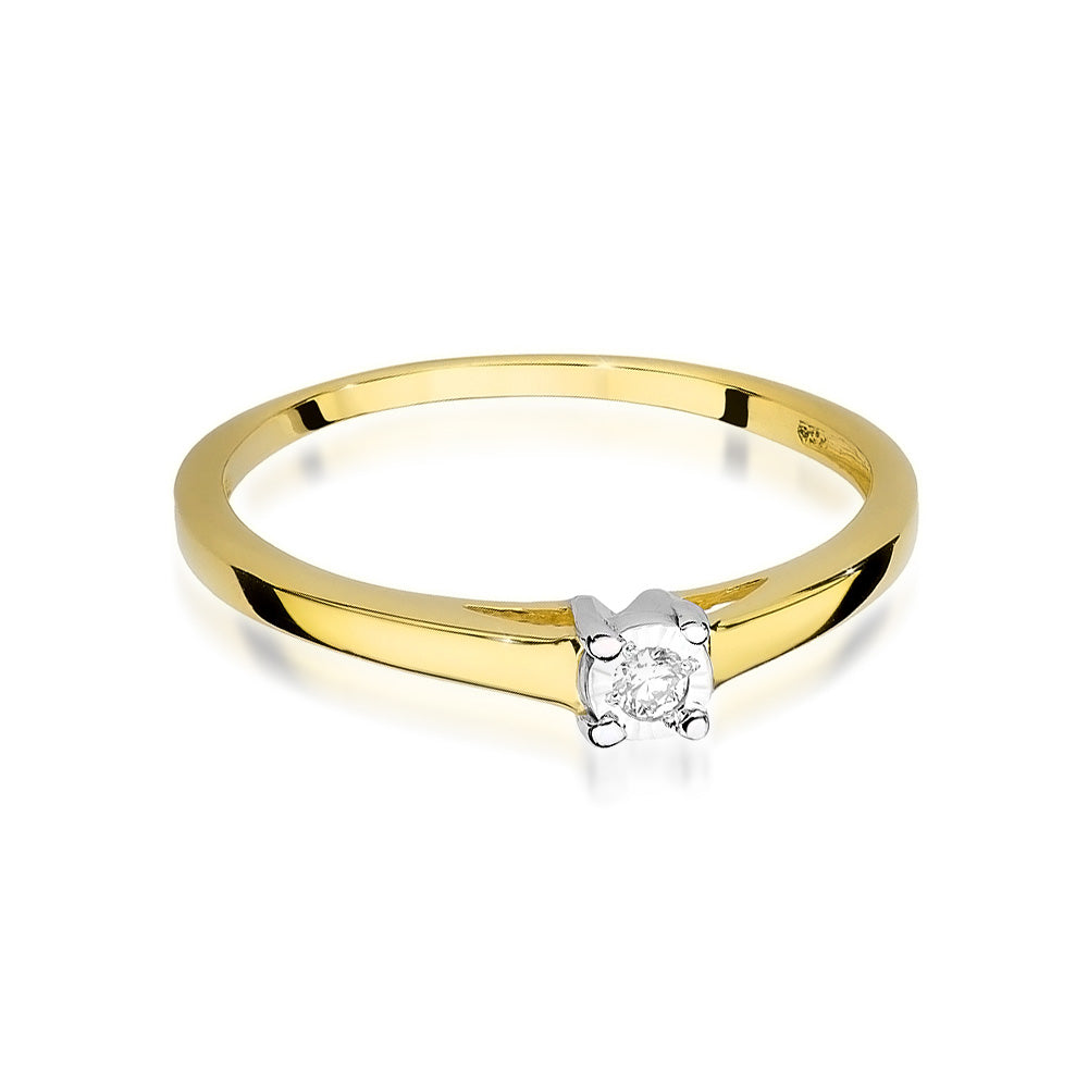 Nahaufnahme des 585er Gold Verlobungsrings mit einem 0,03ct Diamanten. Der Diamant ist perfekt gefasst und strahlt bei jedem Lichtstrahl.