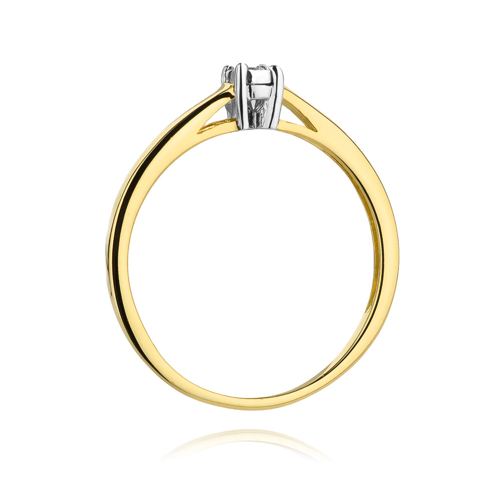 Der Verlobungsring aus 585er Gold mit einem 0,03ct Diamanten zeigt seine feine Handwerkskunst und detailgenaue Verarbeitung. Ein perfektes Geschenk für den besonderen Moment.