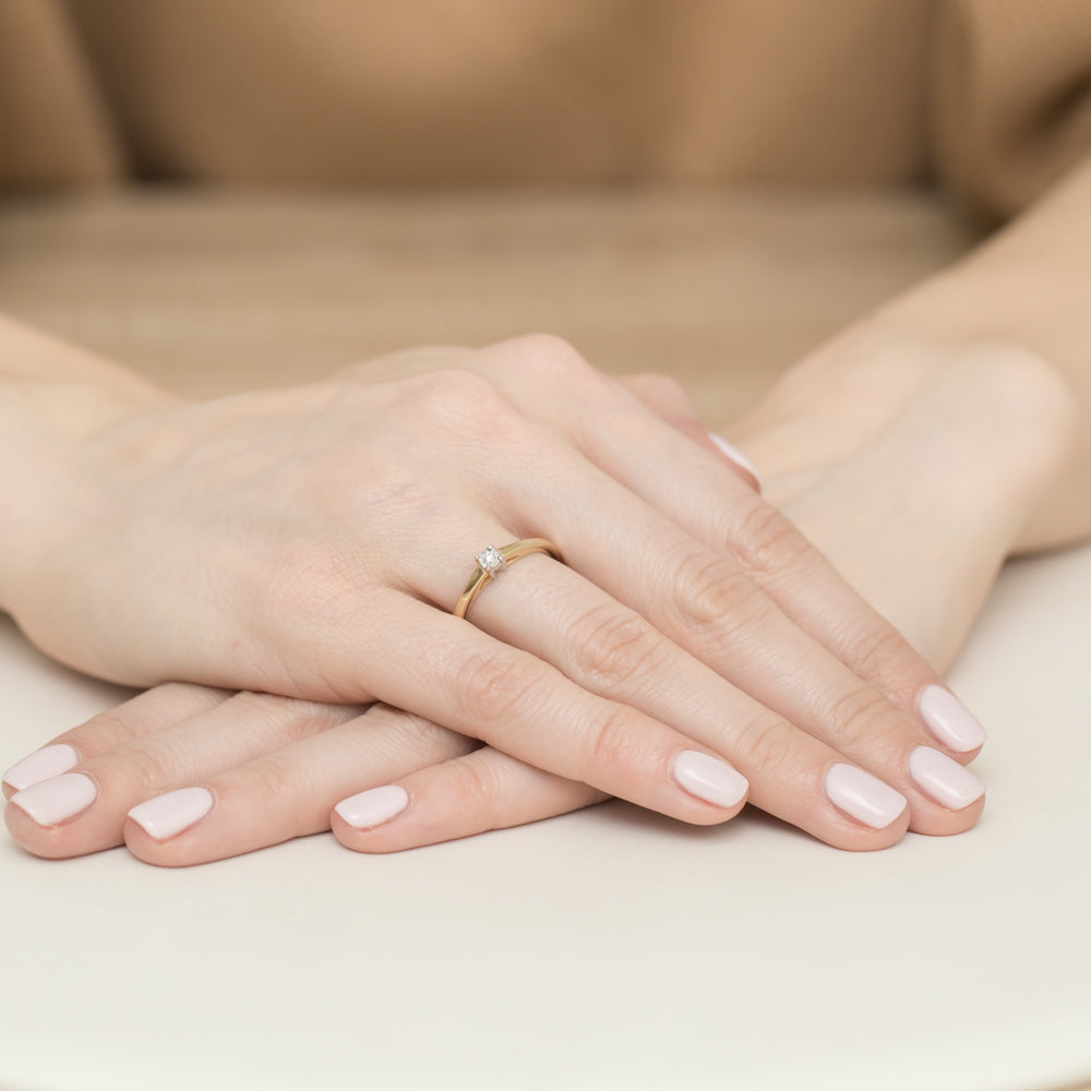 Dieser Verlobungsring aus 585er Gold mit einem 0,03ct Diamanten ist ein Symbol der Liebe und des Engagements. Der Ring strahlt Eleganz und zeitlose Schönheit aus und ist perfekt für einen unvergesslichen Antrag.