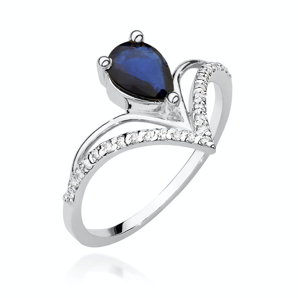 Dieses Bild zeigt einen Verlobungsring aus Weißgold mit einem birnenförmigen blauen Saphir und 24 Diamanten. Der Ring ist seitlich dargestellt und zeigt die V-Form und die funkelnden Diamanten entlang der Schiene.