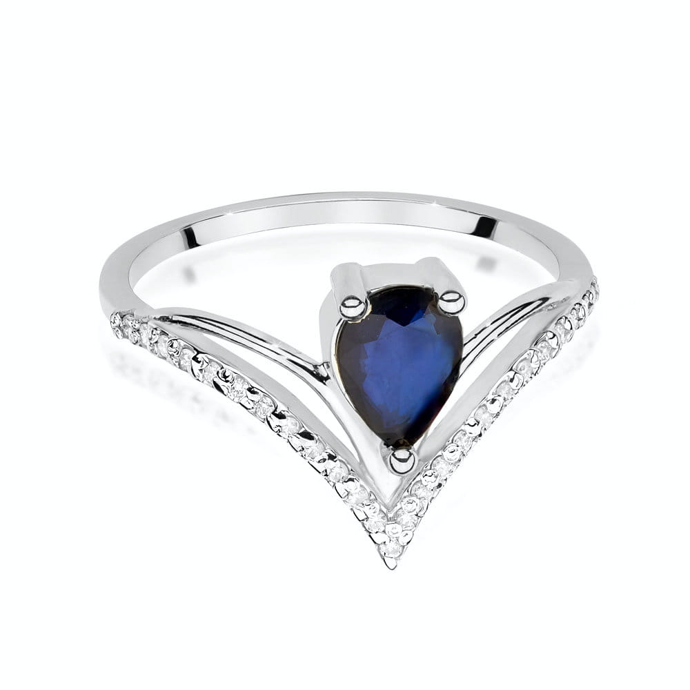 Diese Aufnahme zeigt einen Verlobungsring aus Weißgold mit einem birnenförmigen blauen Saphir und 24 Diamanten. Der Ring hat eine elegante V-Form und die Diamanten sind entlang der Schiene gesetzt.