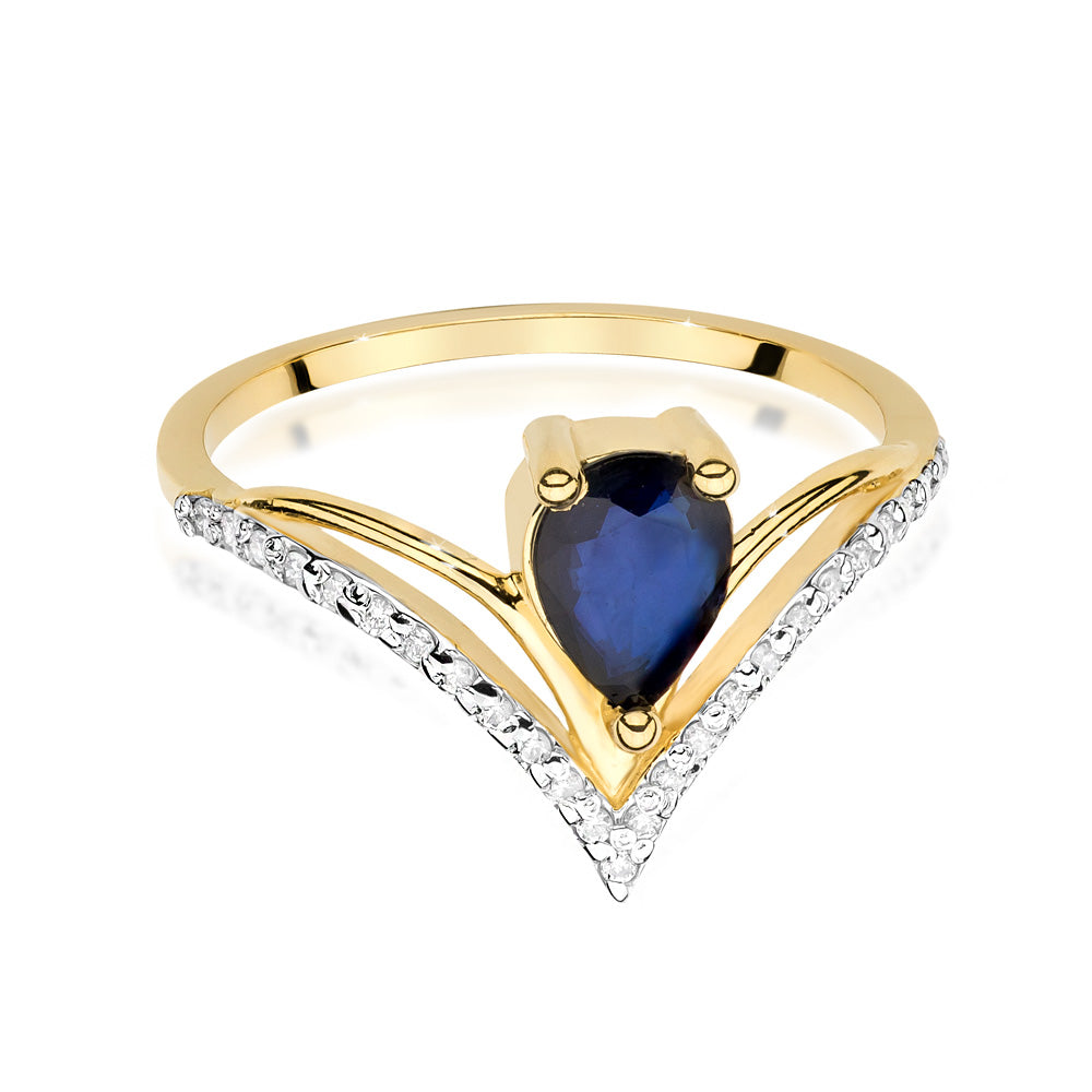 Hier sieht man einen Verlobungsring aus 14 Karat Gold mit einem birnenförmigen blauen Saphir und 24 Diamanten. Der Ring ist frontal dargestellt und zeigt die V-Form und die funkelnden Diamanten entlang der Schiene.