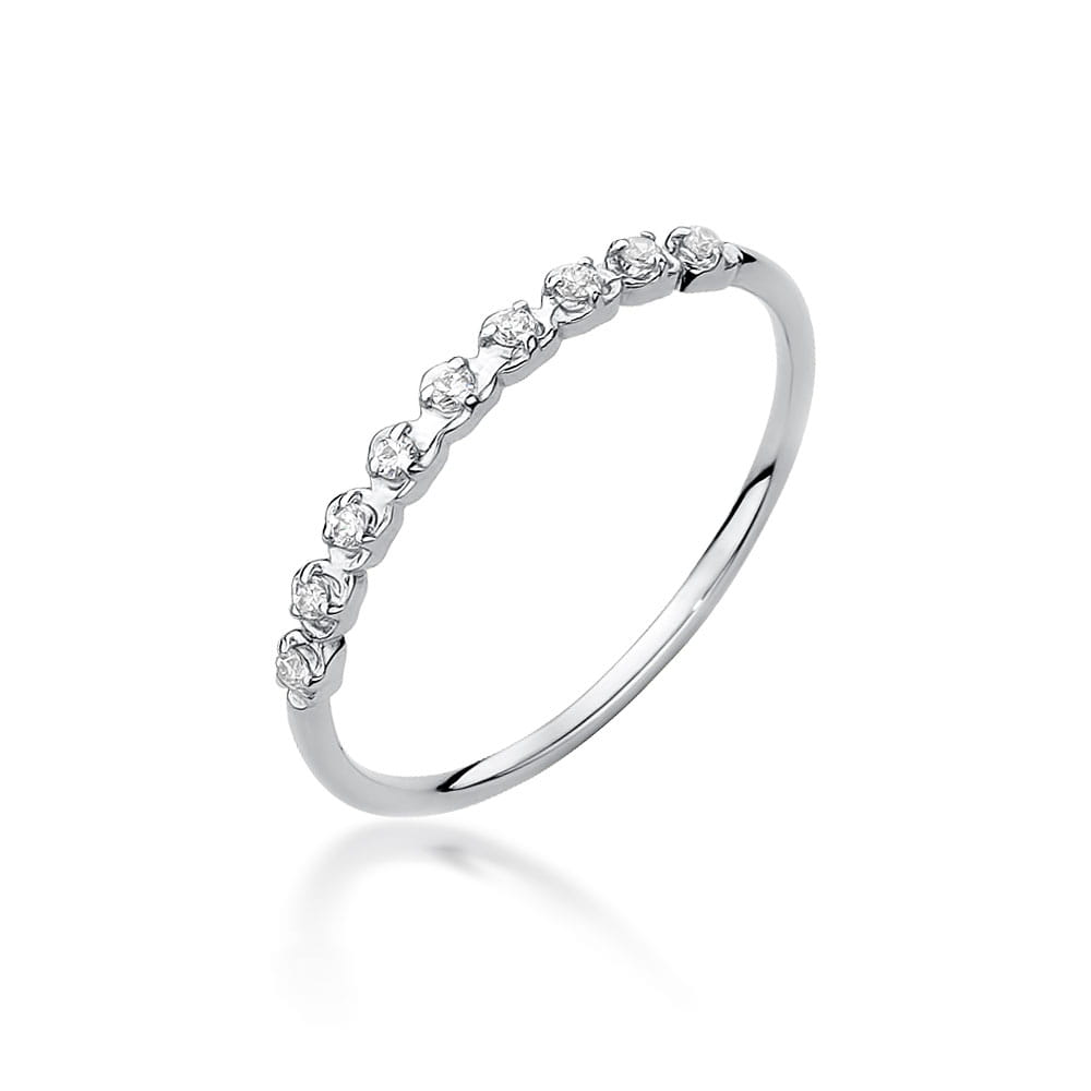 Ein wunderschöner Verlobungsring aus 585er Roségold, besetzt mit neun strahlenden Diamanten. Die Ringschiene ist schlank und elegant, was die Diamanten besonders gut zur Geltung bringt und dem Ring eine romantische Note verleiht.