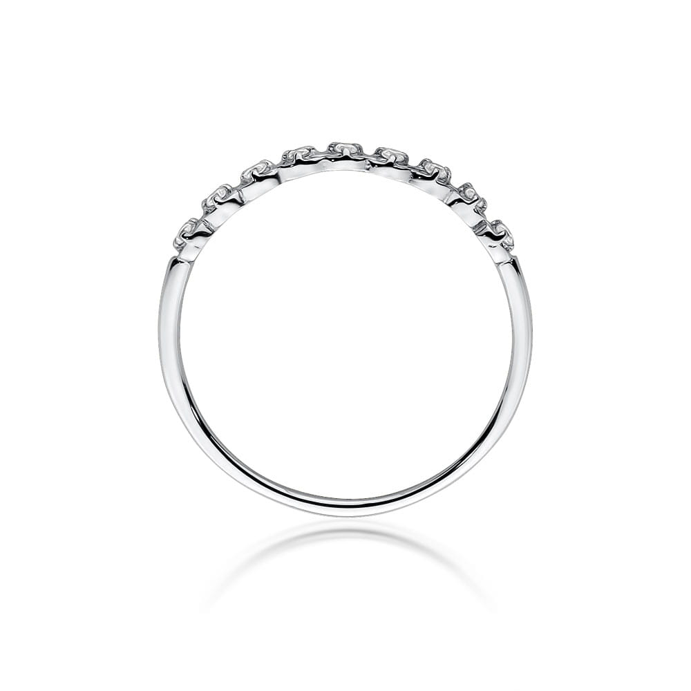 Der Verlobungsring wird am Finger getragen und zeigt seine elegante Passform und funkelnde Brillanz. Die neun Diamanten sind gleichmäßig angeordnet und sorgen für einen beeindruckenden Glanz.