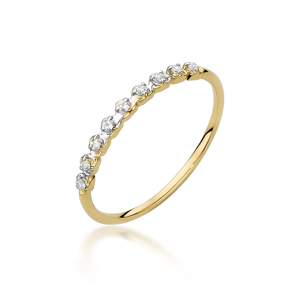 Ein stilvoller Verlobungsring aus 585er gold, verziert mit neun brillanten Diamanten. Der Ring hat eine schlanke Ringschiene, die die Diamanten perfekt zur Geltung bringt und ihm eine zeitlose Eleganz verleiht.