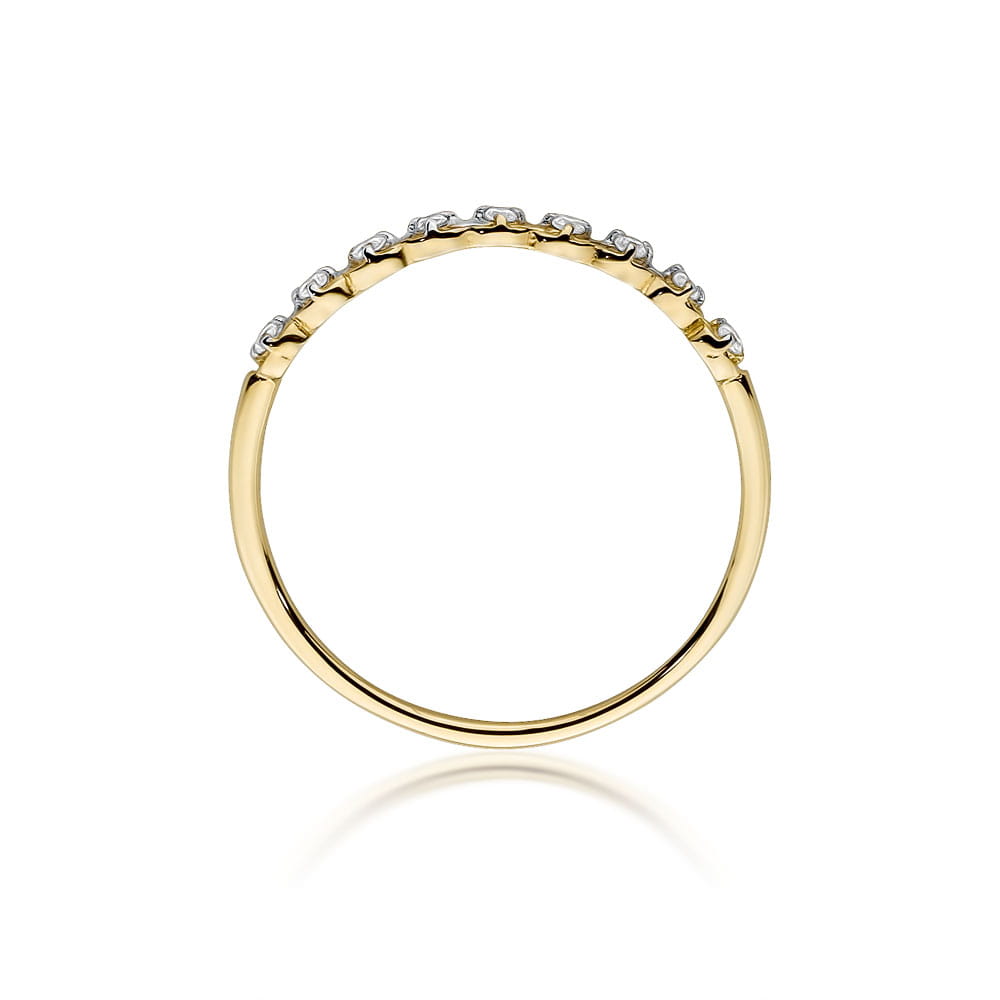 Die seitliche Ansicht des Verlobungsrings zeigt die sorgfältige Fassung der neun Diamanten. Das schlanke Design und die feine Verarbeitung des 585er Goldes unterstreichen die filigrane Schönheit dieses Rings.