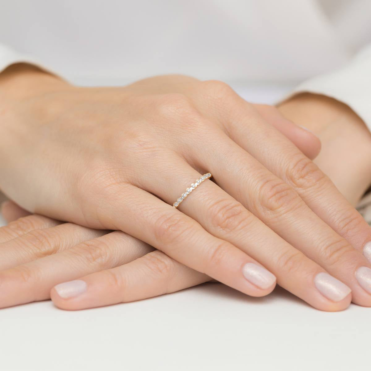 Der Verlobungsring wird am Finger getragen und zeigt seine elegante Passform und seinen funkelnden Glanz. Die neun Diamanten reihen sich perfekt aneinander und verleihen dem Ring eine besondere Strahlkraft.