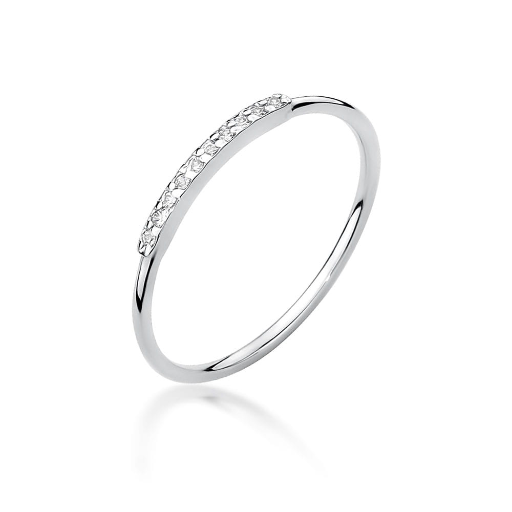 Frontansicht des Weißgold-Verlobungsrings. Die Brillanz der zehn Diamanten wird durch die weiße Fassung noch verstärkt, was für eine atemberaubende Optik sorgt. Ein stilvolles Accessoire, das jede Frau zum Strahlen bringt und perfekt für den besonderen Antrag ist.