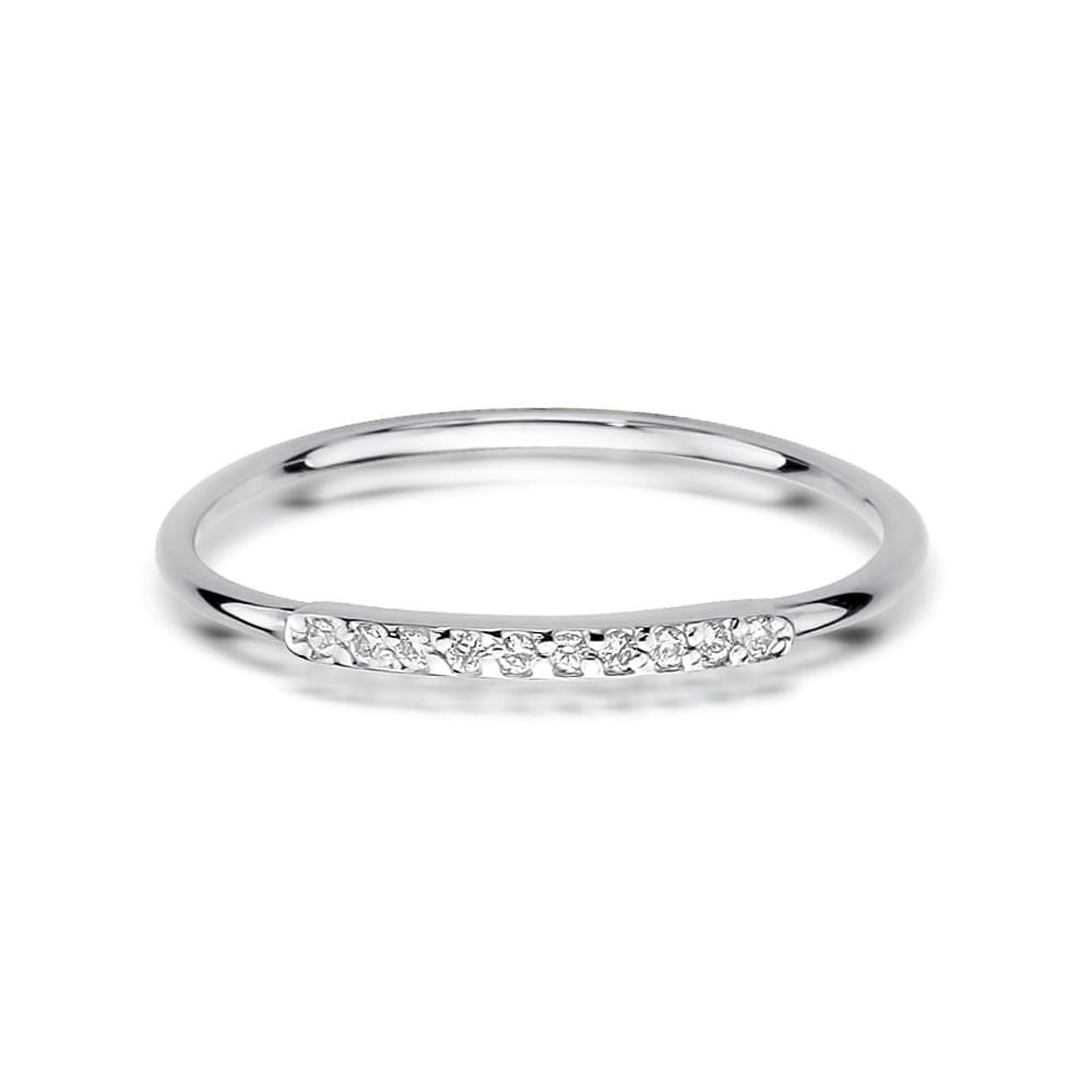Seitenansicht des Weißgold-Verlobungsrings, die die hochwertige Handwerkskunst und die sichere Fassung der Diamanten zeigt. Der Ring ist leicht und angenehm zu tragen, ideal für den täglichen Gebrauch und besondere Anlässe gleichermaßen. Ein unverwechselbares Symbol für Liebe und Hingabe.