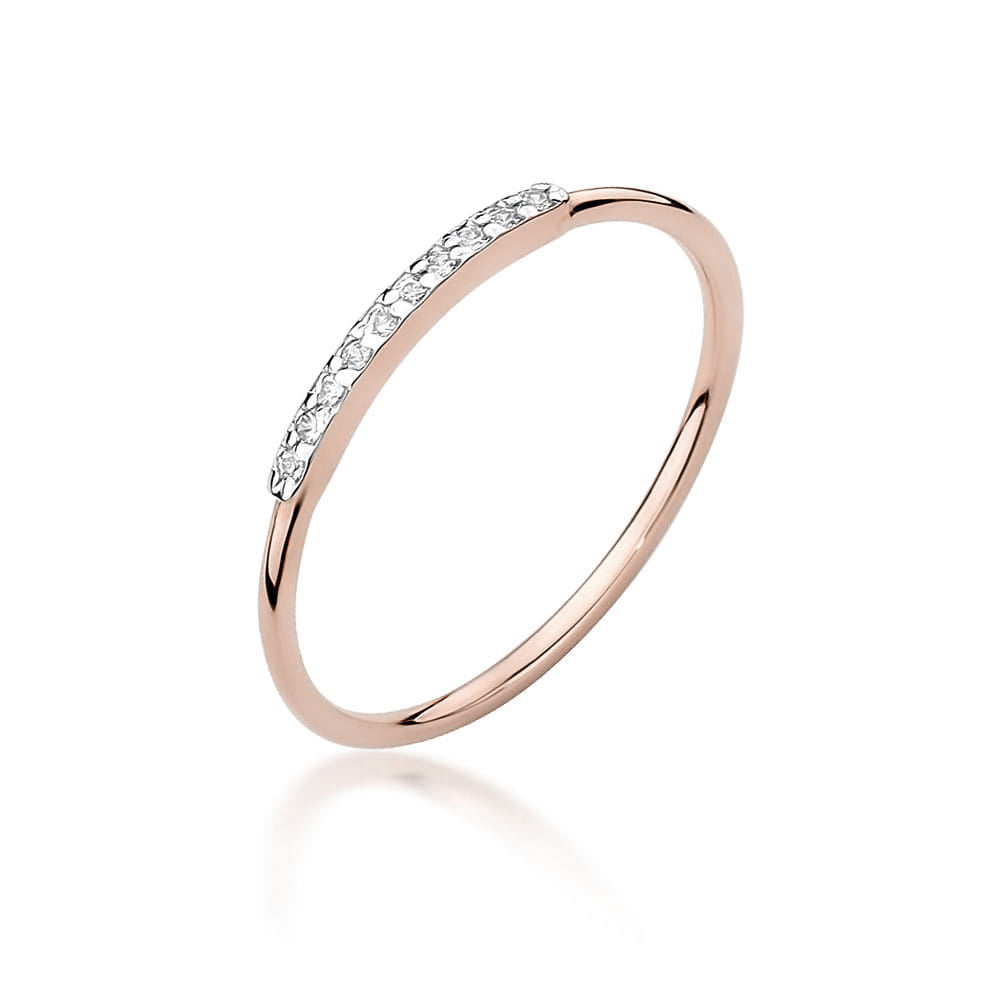 Frontansicht des Roségold-Verlobungsrings. Die Kombination aus warmem Roségold und funkelnden Diamanten macht diesen Ring zu einem außergewöhnlichen Accessoire. Perfekt für Frauen, die einzigartigen und stilvollen Schmuck lieben.