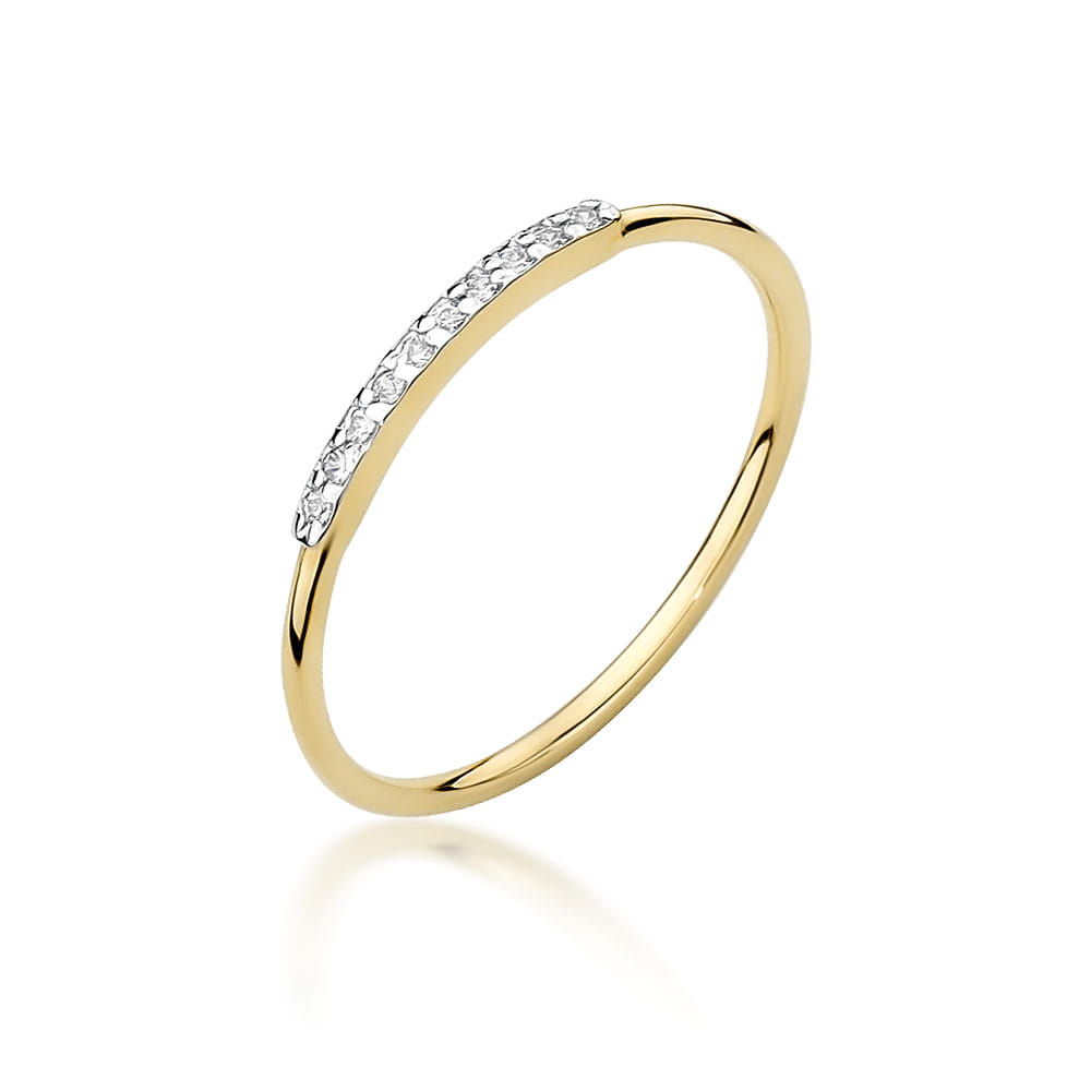 Dieser elegante Verlobungsring aus 585er Gold glänzt mit zehn strahlenden Diamanten. Das schlanke, minimalistische Design macht ihn zu einem zeitlosen Schmuckstück, das perfekt für den Alltag und besondere Anlässe geeignet ist. Leicht und angenehm zu tragen, unterstreicht dieser Ring die natürliche Schönheit seiner Trägerin.