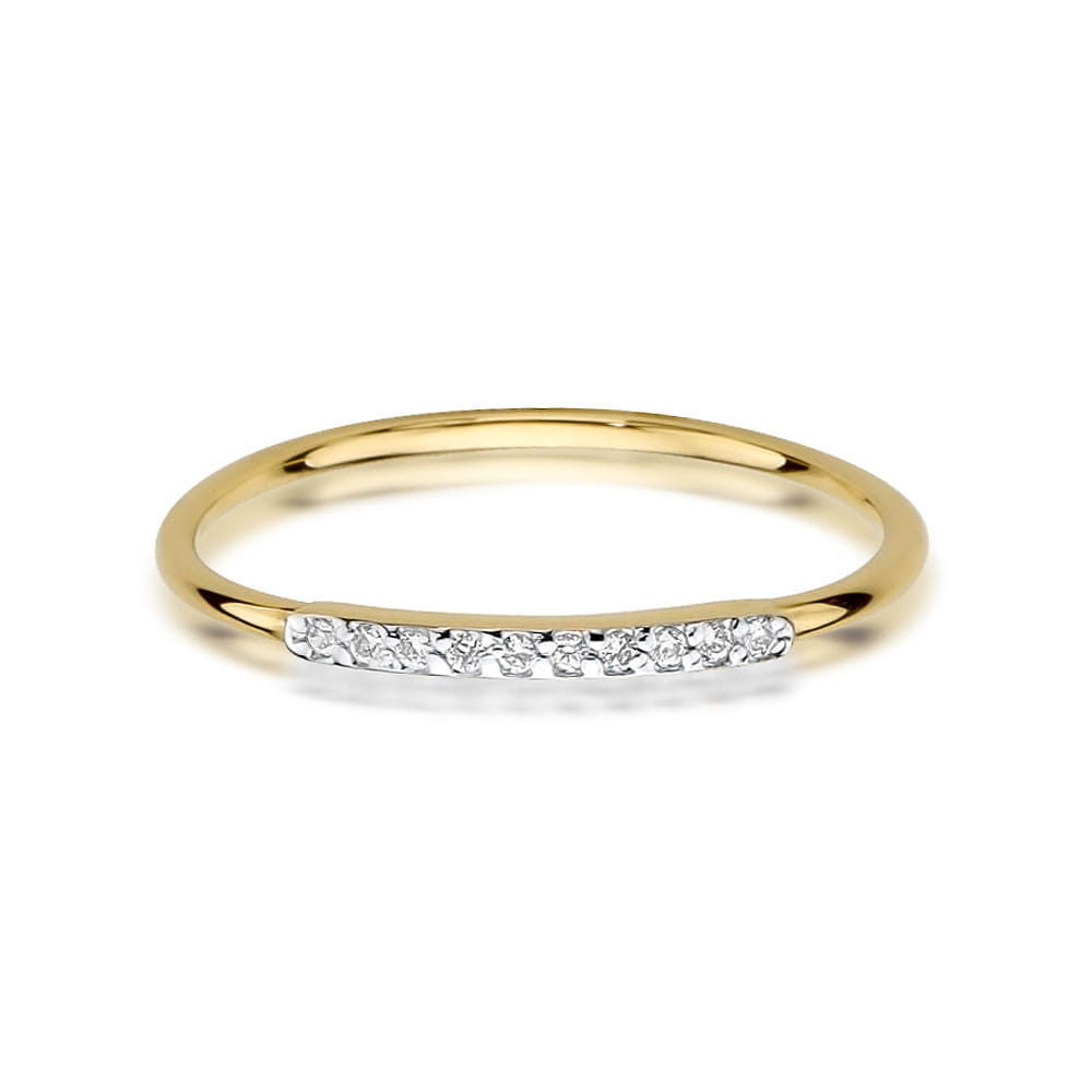 Frontalansicht des Verlobungsrings aus 585er Gold, verziert mit zehn funkelnden Diamanten. Das klassische und dennoch moderne Design sorgt dafür, dass dieser Ring immer im Trend liegt und die Aufmerksamkeit auf sich zieht. Perfekt für den besonderen Moment, in dem Sie Ihre Liebe besiegeln möchten.