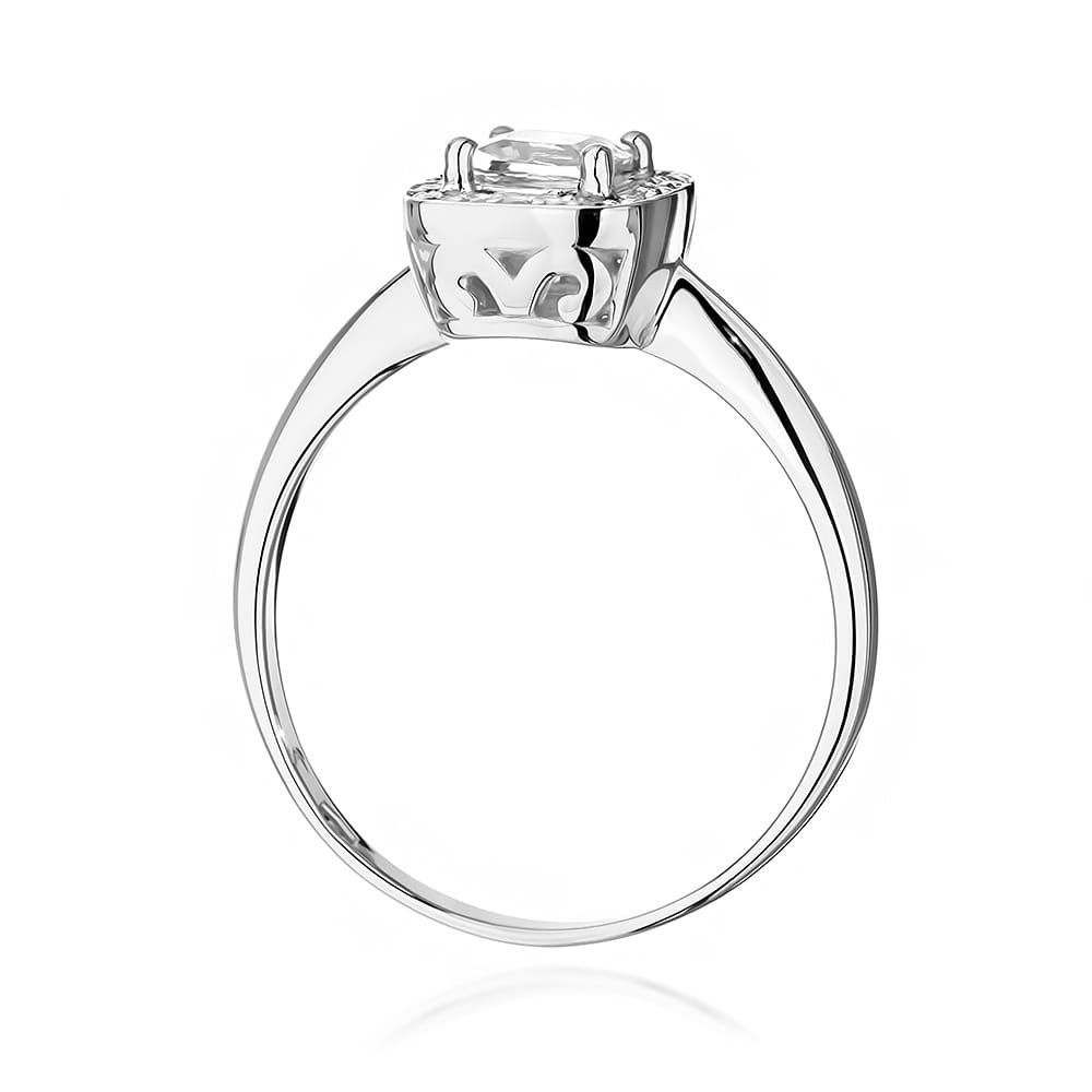 Seitenansicht eines weißen Verlobungsrings 585 mit einem kissenförmigen weißen Saphir und 20 Diamanten.
