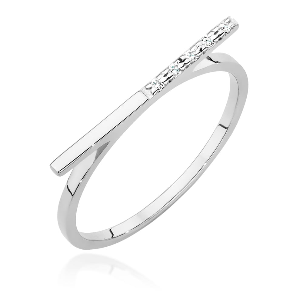 Dieses Bild zeigt einen eleganten Verlobungsring aus Weißgold, der eine dünne, längliche Stange als Designmerkmal aufweist. Der Ring ist schlicht und modern gestaltet, wobei die Stange leicht nach oben geneigt ist und mit kleinen, funkelnden Diamanten besetzt ist.