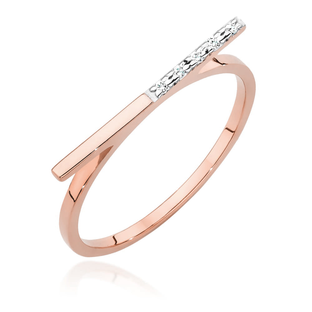 Dieses Bild zeigt einen eleganten Verlobungsring aus Roségold, der eine dünne, längliche Stange als Designmerkmal aufweist. Der Ring ist schlicht und modern gestaltet, wobei die Stange leicht nach oben geneigt ist und mit kleinen, funkelnden Diamanten besetzt ist.