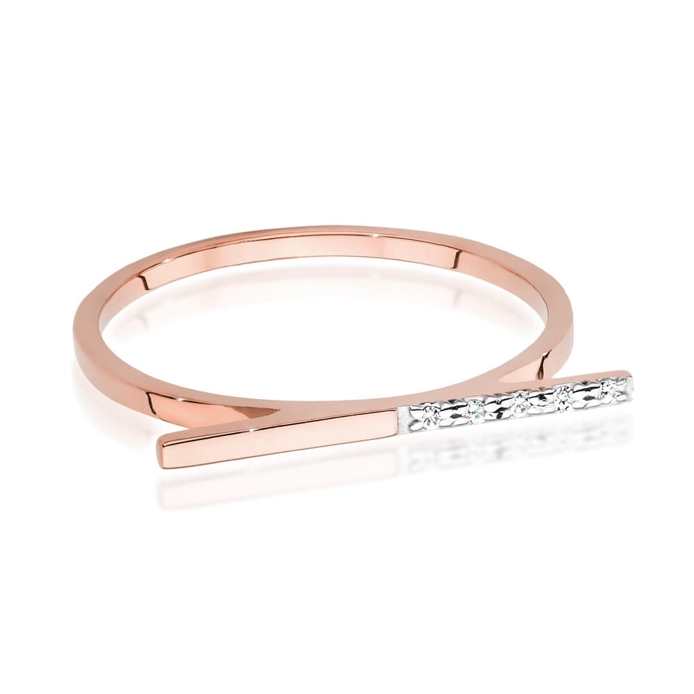Dieses Bild zeigt einen eleganten Verlobungsring aus Roségold mit einem modernen Design. Der Ring hat eine schmale, glatte Oberfläche und ist mit einer dünnen, länglichen Stange verziert, die leicht nach oben geneigt ist und mit kleinen, funkelnden Diamanten besetzt ist.