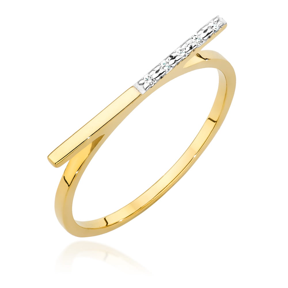 Dieses Bild zeigt einen eleganten Verlobungsring aus Gelbgold, der eine dünne, längliche Stange als Designmerkmal aufweist. Der Ring ist schlicht und modern gestaltet, wobei die Stange leicht nach oben geneigt ist und mit kleinen, funkelnden Diamanten besetzt ist.