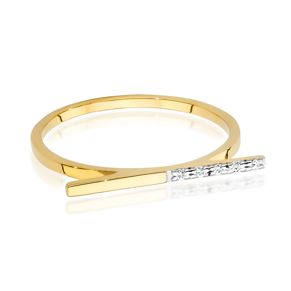 Dieses Bild zeigt einen eleganten Verlobungsring aus Gelbgold mit einem modernen Design. Der Ring hat eine schmale, glatte Oberfläche und ist mit einer dünnen, länglichen Stange verziert, die leicht nach oben geneigt ist und mit kleinen, funkelnden Diamanten besetzt ist.