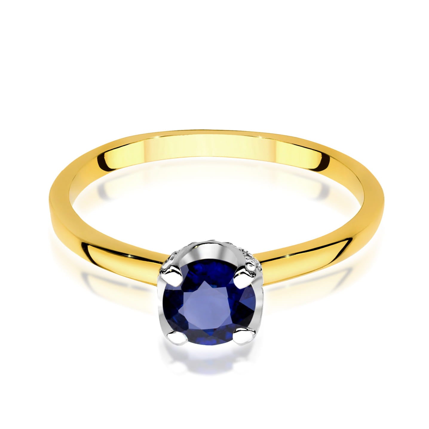 Ein Verlobungsring aus Gold 585 mit einem runden, dunkelblauen Saphir. Die Vorderansicht zeigt den Saphir und seine Fassung deutlich.