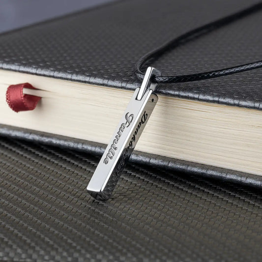 Wolfram-Anhänger mit Gravur – Hochglanzpolierter, länglicher Anhänger mit personalisierter Gravur auf vier Seiten.