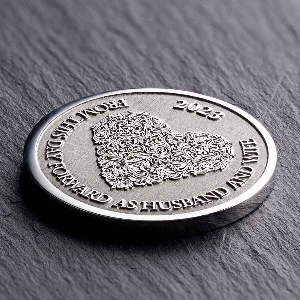 Personalisiertes Hochzeitsgeschenk: Stahlmünze mit Herz und Initialen des Paares
