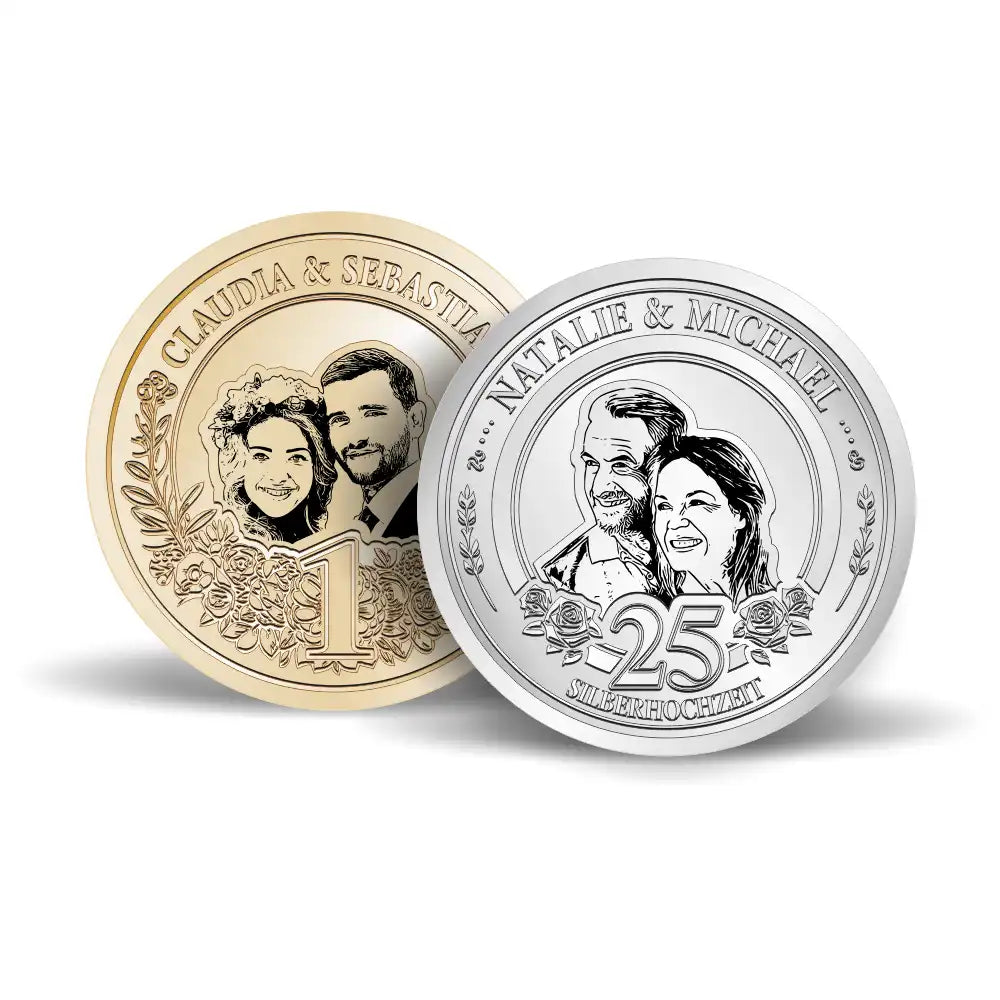 Zwei personalisierte Hochzeitsmünzenpaare, die jeweils ein Paar porträtieren. Die linke Münze zeigt ein junges Hochzeitspaar, die rechte Münze ein Paar zur Silberhochzeit. Beide Münzen haben dekorative florale Elemente rund um die Ränder.