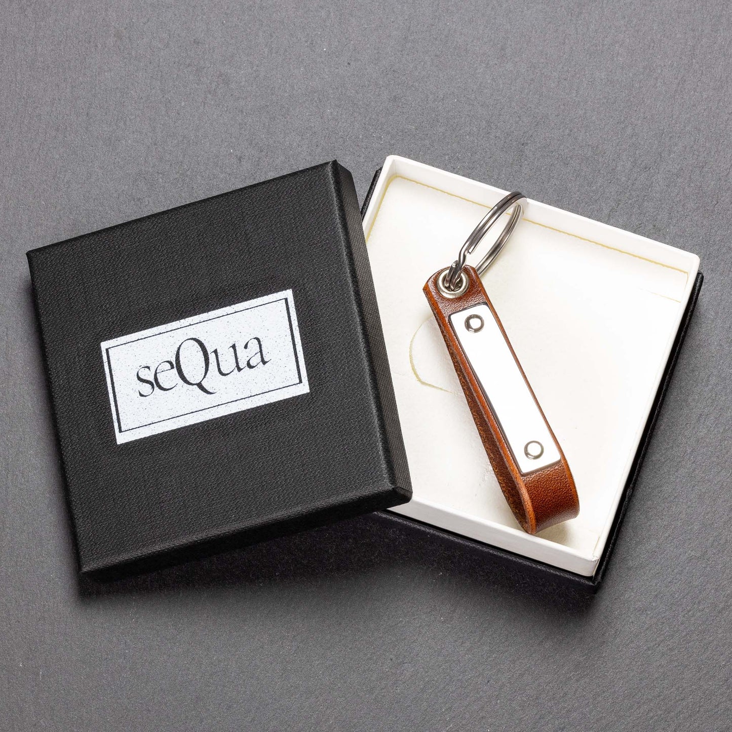 Chestnut Brown Keyring: Your Perfect Personalised Leather Keyring - seQua.Shop