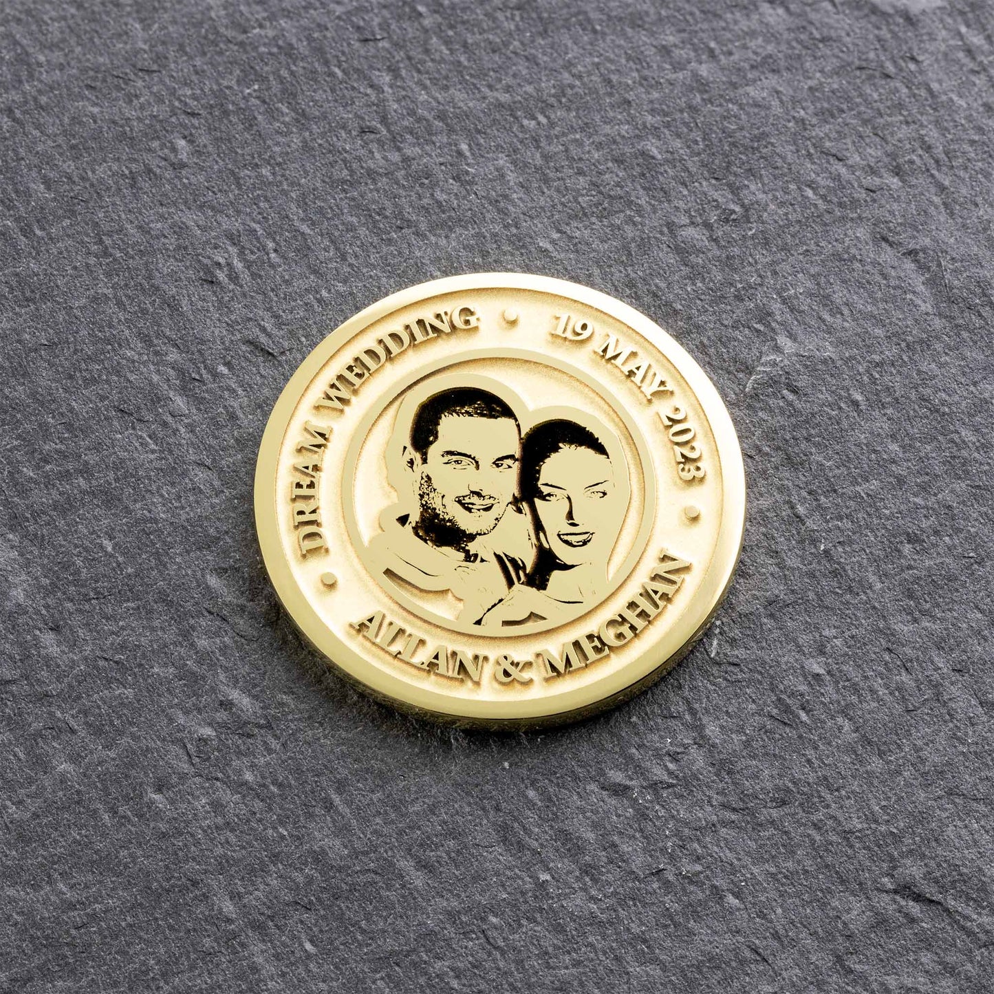 Münze mit eigenem Bild prägen: Aus Messing gegossen, mit Gold glänzend