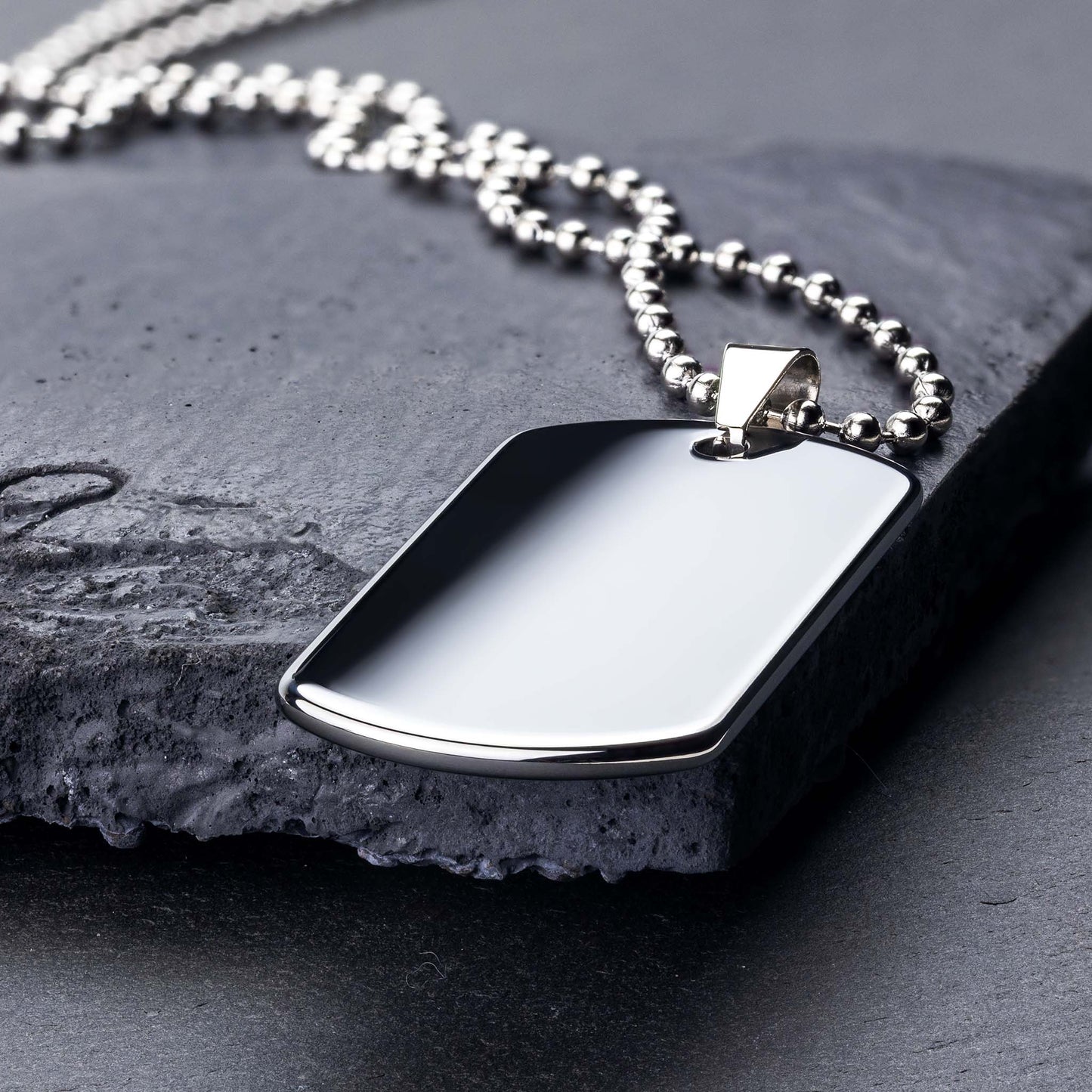 Mit unserem Wolfram Dog Tag investieren Sie in ein Produkt, das mit Eleganz die Zeit überdauert.