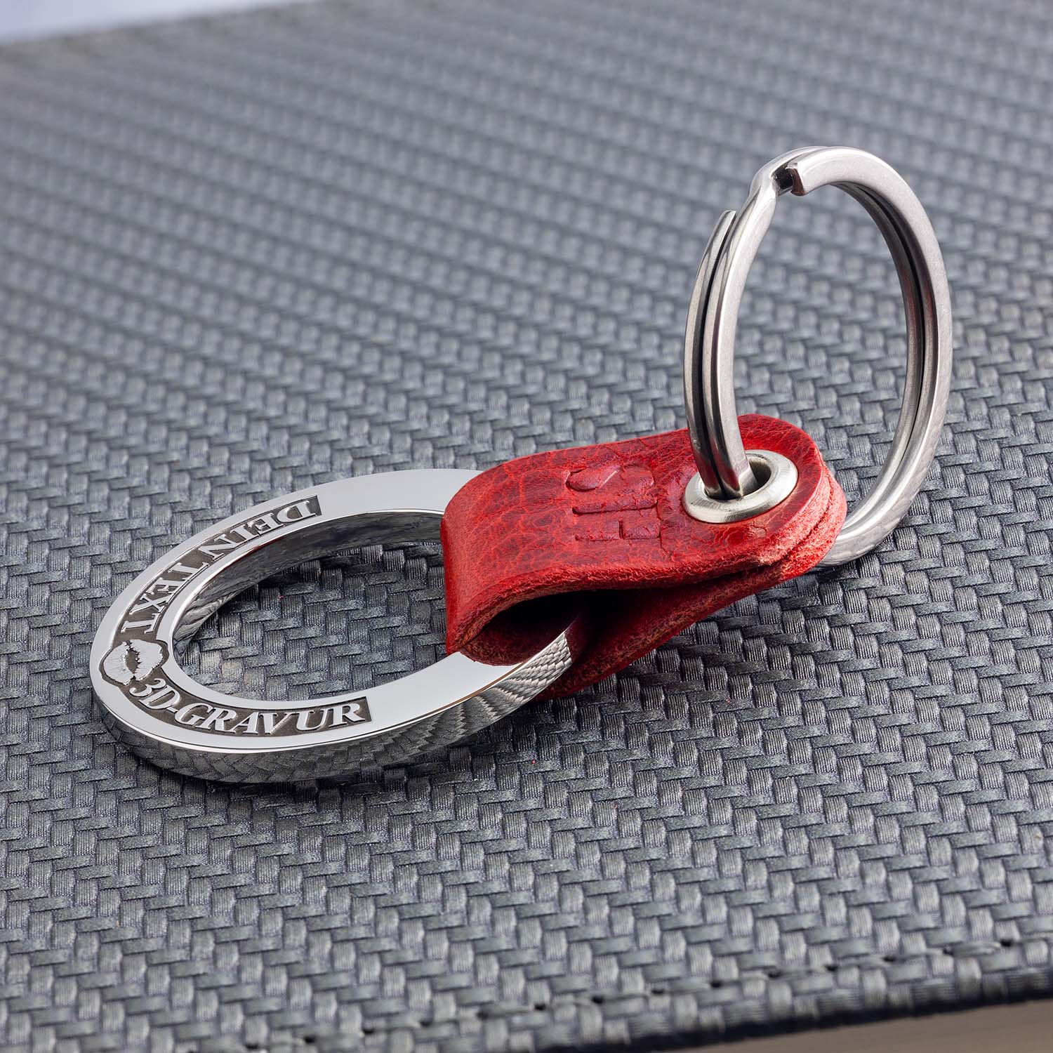 Personalised Keyring with Kiss Symbol and 3D Engraving - seQua.Shop