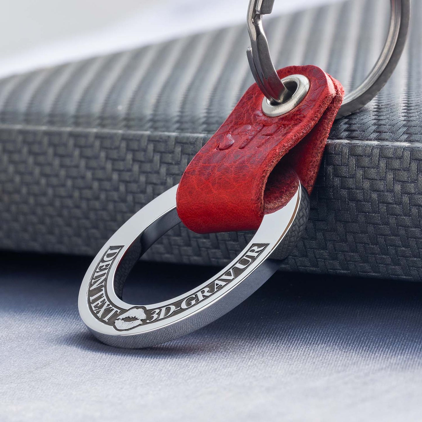 Der zarte Kuss auf diesem Schlüsselanhänger wird mit Präzision und Liebe zum Detail eingraviert - seQua.Shop
