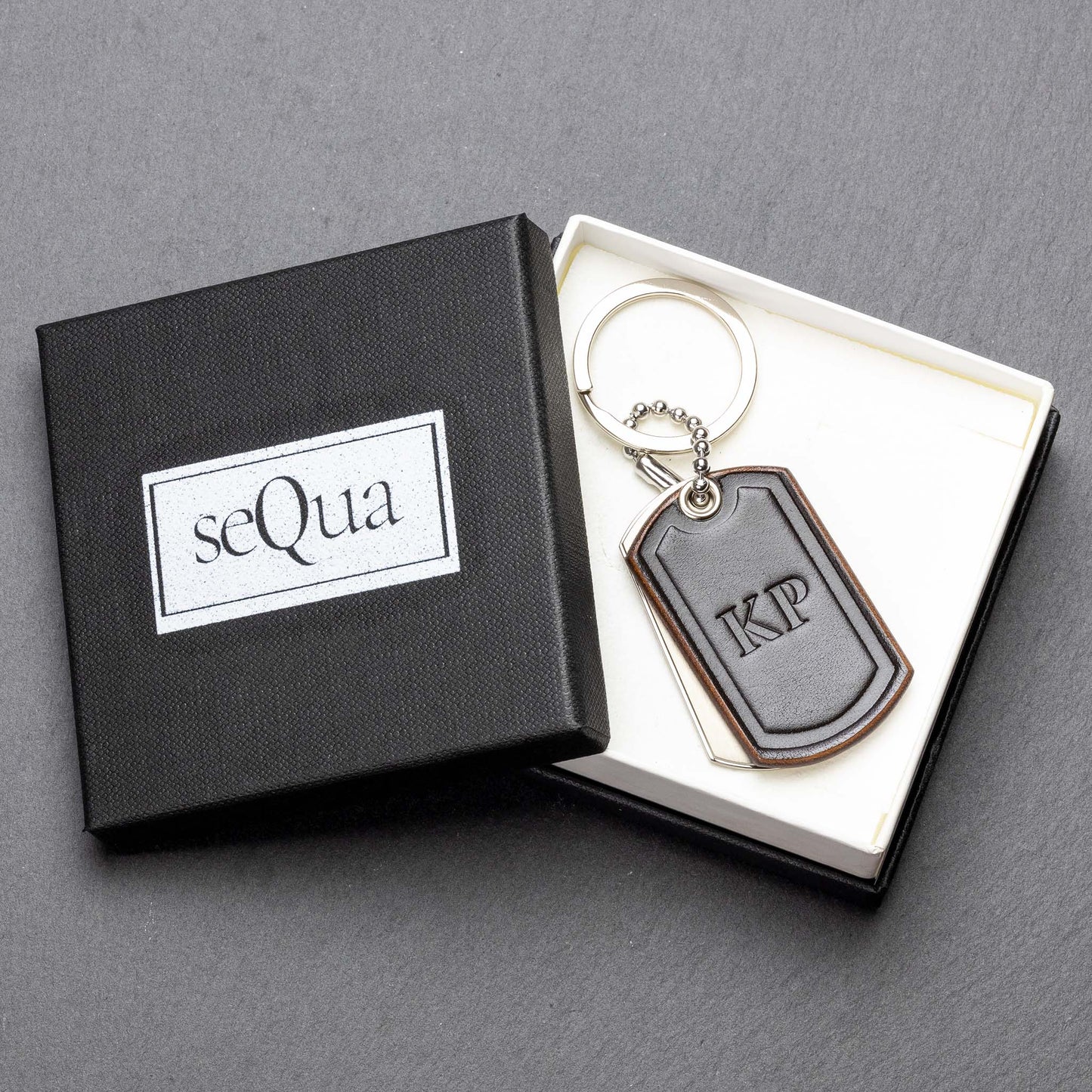 Das Personalisieren deines dunkelbraunen Schlüsselanhängers ist unglaublich einfach - seQua.Shop