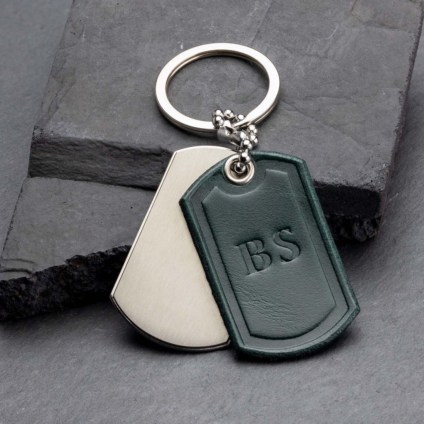 Personalisierter Titan-Schlüsselanhänger mit dunkelgrünem Leder - seQua.Shop